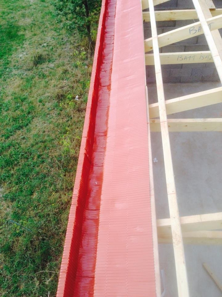 Chantier de rénovation de toiture avec couverture et zinguerie
